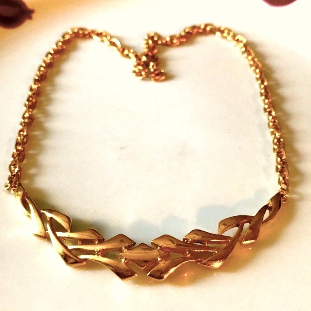 Vintage Crown Trifari gold plated choker EUC